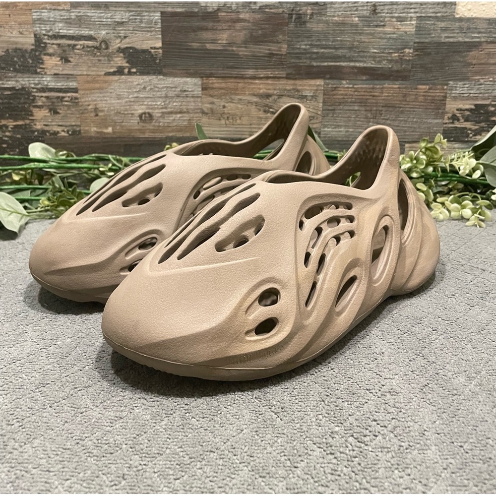 Yeezy Foam Runner “Stone Sage” Size 9 Men’s - Picture 2 of 8